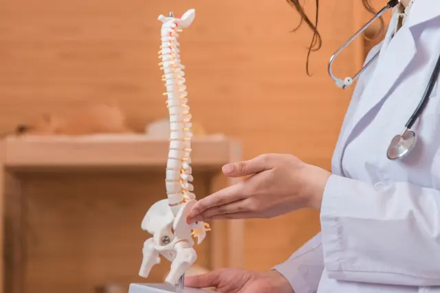 背骨がくっついていく病気なんだが笑うと痛いせいで