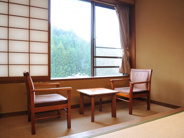 旅館の窓際にある小さいテーブルと向かい合った椅子が置いてある謎スペースでやるべきこと