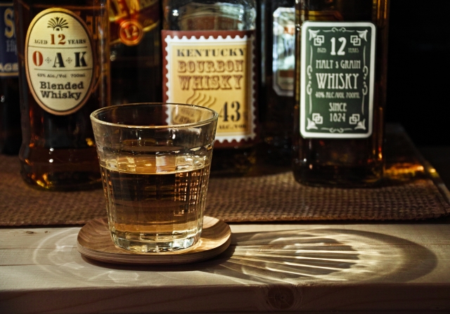 ウイスキー風呂いいらしいな。浴槽1つに安物をペットボトルのキャップ1杯分でいいらしい