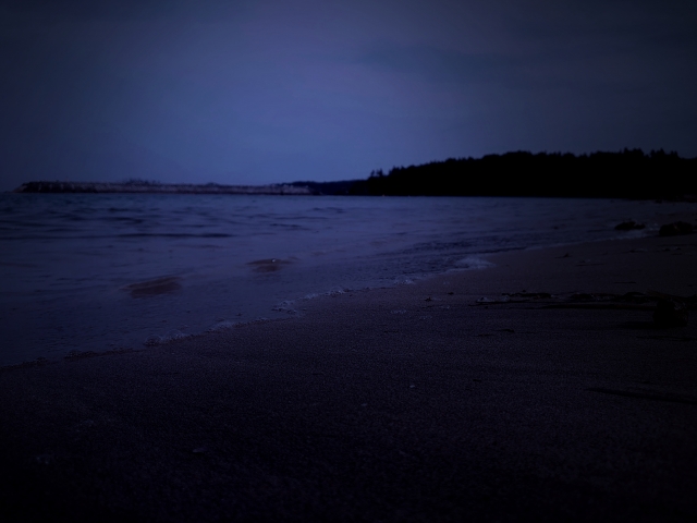 海って誰もいないのに人の声聞こえたりする？