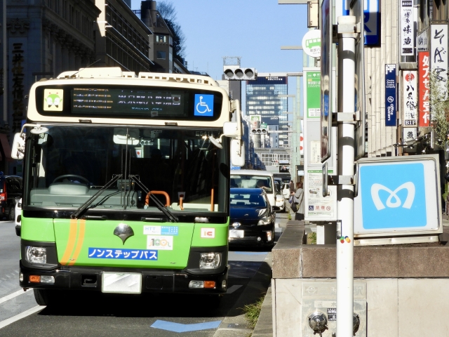 バスが自転車追い越せなくてワロタｗｗｗｗｗｗ