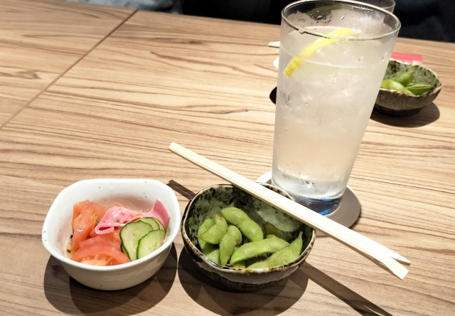 居酒屋店員「お通しです」僕「…これなに？」居酒屋店員「枝豆ですが…」僕「ふーん…帰るわ」