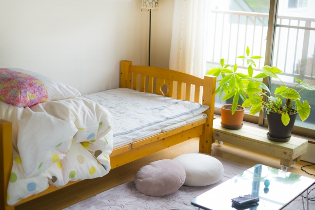 【画像】ギャルゲ主人公の部屋、ボロすぎる😨