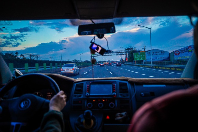 運転ワイ「前の交差点は赤か…。左のコンビニに入って…っと」彼女「え…なにそれ！？」